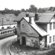 Souprava �zkorozchodn� tramvaje opou�t� Karvinou ve sm�ru do Ostravy. V t�chto m�stech se dnes nach�z� k�i�ovatka ulic Ostravsk�-t� 17.listopadu/Svatopluka �echa. M�sto domu v pop�ed� je dnes hokejov� hala.